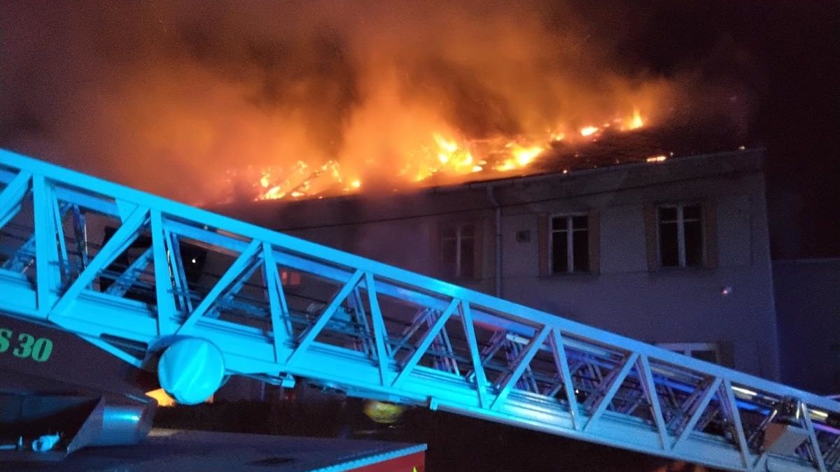 Plameny zachvátily dům na Prostějovsku. U domu našli tělo muže